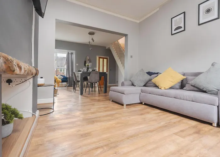 Vibrant & Spacious 3Br House, Near Manchester City & Salford Quays, Free Parking
